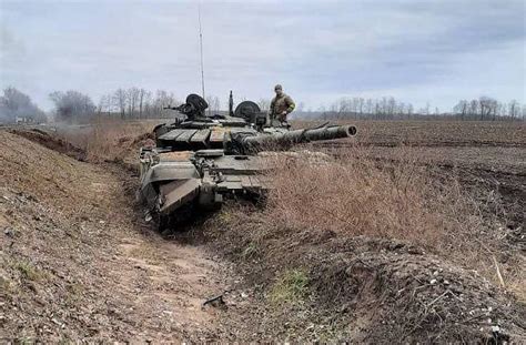 cleaning mud Ukraine|russian tanks stuck in the mud.